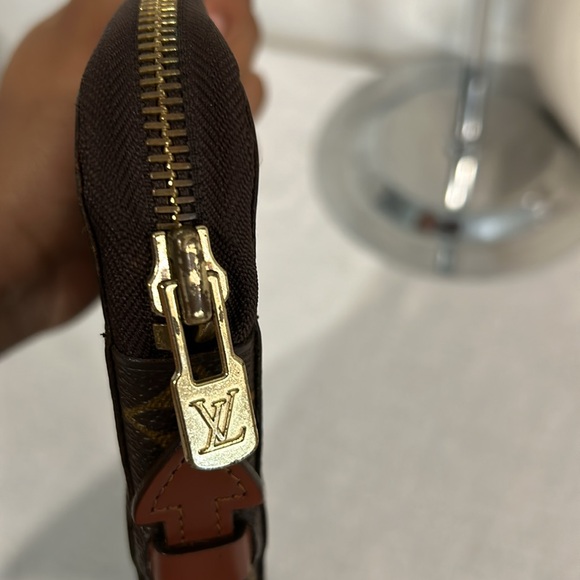 Authentic LOUIS VUITTON ESCAPADO like new with COA - Picture 9 of 15